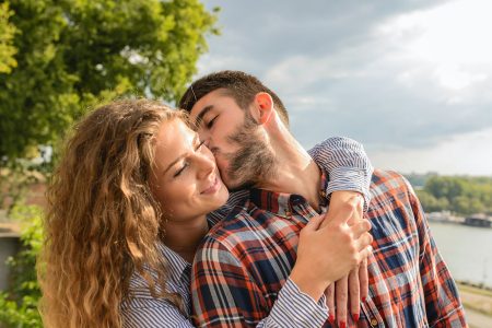 How do introverts and extroverts date?